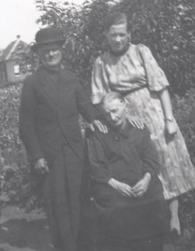 Tante_Tonny_met_haar_grootouders1938_bewerkt.jpg